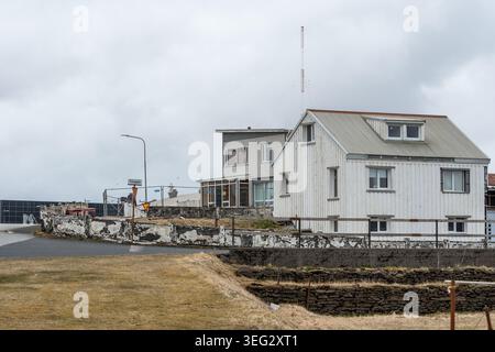 Beschädigte und verlassene Häuser in Grindavik, Island, Europa nach den verheerenden Vulkanausbrüchen und schweren Erdbeben Stockfoto