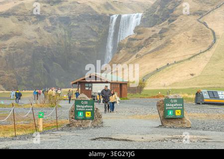Eintrittsschild vor Skogafoss, einem wunderbaren Wasserfall am Skoga-Fluss im Süden Islands an der Klippe, die den markiert Stockfoto
