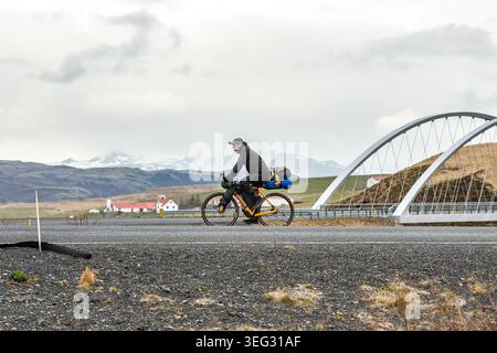 Ein Radfahrer auf einem Solo-Bike-Abenteuer entlang Islands berühmter Ringstraße in Island, Europa Stockfoto