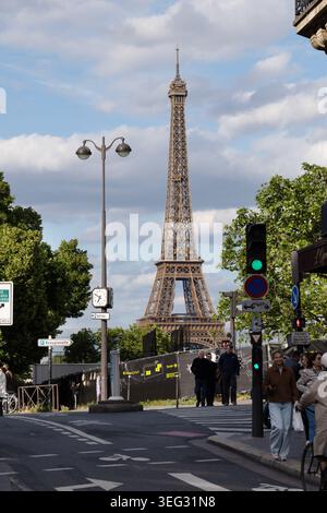 Eiffelturm von einer Straße in der Nähe von Beaugrenelle in Paris, Frankreich. Stockfoto