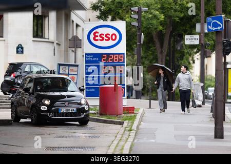ESSO-Tankstelle und Kraftstoffpreisschild in der Rue Scheffer im 16. Arrondissement von Paris, Frankreich. Stockfoto