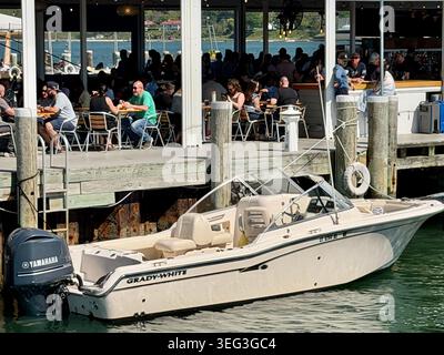 Boote und Abendessen in Claudio’s Restaurant am Hafen in Greenport, New York. Stockfoto