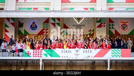 Lissabon, Lissabon, Portugal. Mai 2026. SL Benfica Spieler feiern nach dem Sieg im portugiesischen Womens Cup Finale gegen den FC Porto im Nationalstadion in Lissabon, Portugal, am 17. Mai 2026. (Kreditbild: © Nuno Reisinho/ZUMA Press Wire) NUR REDAKTIONELLE VERWENDUNG! Nicht für kommerzielle ZWECKE! Stockfoto