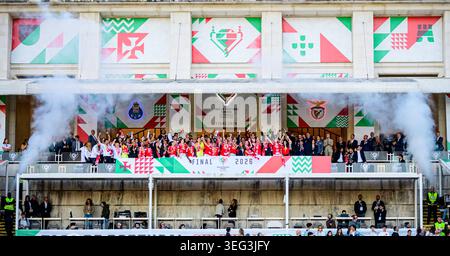Lissabon, Lissabon, Portugal. Mai 2026. SL Benfica Spieler feiern nach dem Sieg im portugiesischen Womens Cup Finale gegen den FC Porto im Nationalstadion in Lissabon, Portugal, am 17. Mai 2026. (Kreditbild: © Nuno Reisinho/ZUMA Press Wire) NUR REDAKTIONELLE VERWENDUNG! Nicht für kommerzielle ZWECKE! Stockfoto