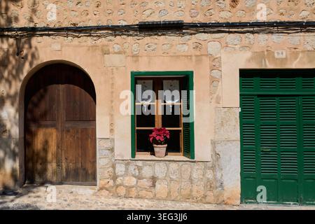 Rustikale mediterrane Architektur mit alten grünen Holzläden und Steinmauer im ländlichen Spanien Stockfoto