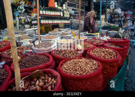 Gewürze auf dem Markt. Istambul, Türkiye Stockfoto