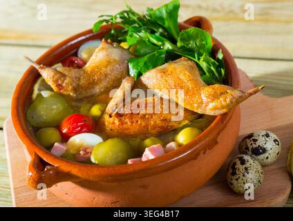 Soljanka mit Wachteln, Schinken, Oliven Stockfoto