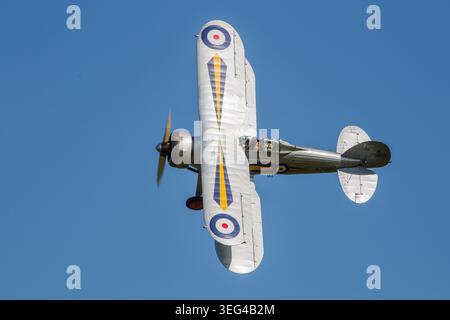 Gloster Gladiator G-AMRK K7985 fliegt 2025 auf der Old Warden Shuttleworth Airshow Stockfoto