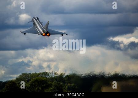 Der italienische Luftwaffe Typhoon Jagdjet MM7349 startet bei RIAT Fairford 2025 Stockfoto