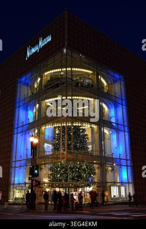 Ein großer Weihnachtsbaum wird nachts beleuchtet und steht in der modernen Lobby des Nieman Marcus Departements Stockfoto