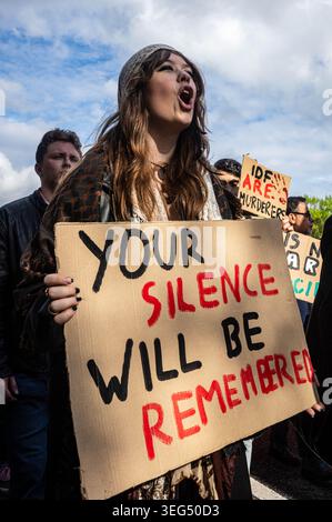 Ein Demonstrant singt Slogans, während er während der Demonstration ein Plakat mit der Aufschrift „Euer Schweigen wird in Erinnerung bleiben“ trägt. Pro-palästinensische Aktivisten marschierten durch Warschau, um dem 78. Jahrestag der Nakba zu gedenken. Mit Fahnen und Plakaten marschieren Demonstranten von der Botschaft der Vereinigten Staaten von Amerika zur israelischen Botschaft und machen Halt an der örtlichen Bar Plan B, die eine pro-palästinensische Kunstmesse veranstaltete. Die Nakba, arabisch für „Katastrophe“, bezieht sich auf die Massenvertreibung und Enteignung von Hunderttausenden und den Mord an Zehntausenden Palästinensern während des 19. Jahrhunderts Stockfoto