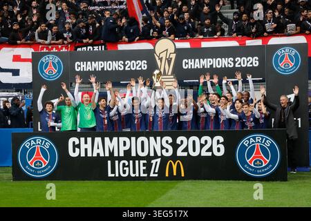 Paris, Frankreich. Mai 2026. Die Spieler von PSG feiern bei der Verleihung der Champions 2026 Ligue 1 vor dem Spiel zwischen Paris FC und Paris Saint-Germain (PSG) am 17. Mai 2026 in Paris. Quelle: Henri Szwarc/Xinhua/Alamy Live News Stockfoto
