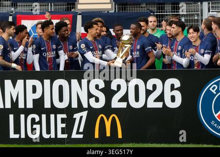 Paris, Frankreich. Mai 2026. Die Spieler von PSG feiern bei der Verleihung der Champions 2026 Ligue 1 vor dem Fußballspiel der Ligue 1 zwischen Paris FC und Paris Saint-Germain (PSG) am 17. Mai 2026 in Paris. Quelle: Henri Szwarc/Xinhua/Alamy Live News Stockfoto