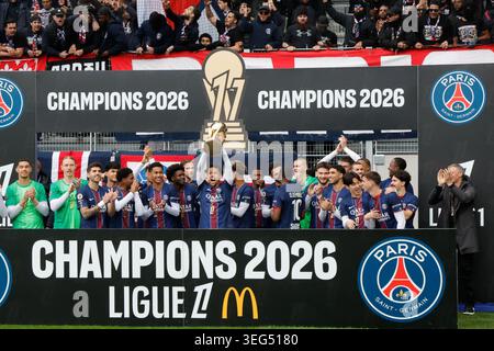 Paris, Frankreich. Mai 2026. Die Spieler von PSG feiern bei der Verleihung der Champions 2026 Ligue 1 vor dem Fußballspiel der Ligue 1 zwischen Paris FC und Paris Saint-Germain (PSG) am 17. Mai 2026 in Paris. Quelle: Henri Szwarc/Xinhua/Alamy Live News Stockfoto