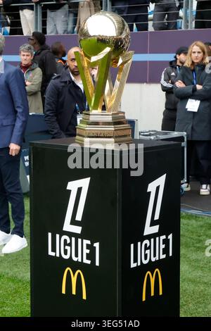 Paris, Frankreich. Mai 2026. Das Foto vom 17. Mai 2026 zeigt die Trophäe der Ligue 1 vor dem Spiel zwischen Paris FC und Paris Saint-Germain (PSG) in Paris. Quelle: Henri Szwarc/Xinhua/Alamy Live News Stockfoto