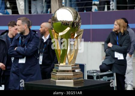 Paris, Frankreich. Mai 2026. Das Foto vom 17. Mai 2026 zeigt die Trophäe der Ligue 1 vor dem Spiel zwischen Paris FC und Paris Saint-Germain (PSG) in Paris. Quelle: Henri Szwarc/Xinhua/Alamy Live News Stockfoto