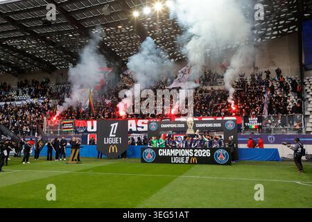 Paris, Frankreich. Mai 2026. Die Spieler von PSG feiern bei der Verleihung der Champions 2026 Ligue 1 vor dem Fußballspiel der Ligue 1 zwischen Paris FC und Paris Saint-Germain (PSG) am 17. Mai 2026 in Paris. Quelle: Henri Szwarc/Xinhua/Alamy Live News Stockfoto