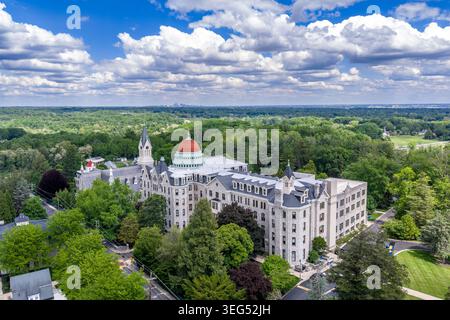 Ein Luftbild des historischen Hauptgebäudes der Neumann University in Aston, Delaware County, Pennsylvania, zeigt den viktorianischen Stein mA Stockfoto