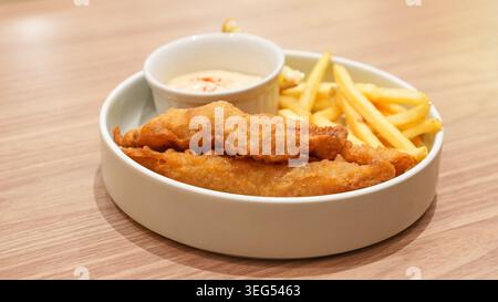 Knusprige Fischfinger mit Pommes Frites und Dip Stockfoto