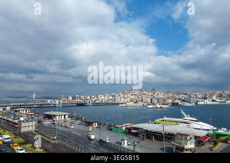 Istanbul, Türkei - 10. Oktober 2021: Blick auf die Stadt mit Galata-Turm und Booten Stockfoto
