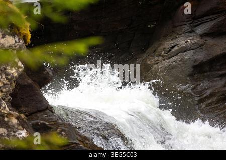 Ein wunderschöner Gebirgsfluss im Frühling mit starker Strömung. Eine Landschaft im Geiranger-UNESCO-Weltkulturerbe, Sunnmore Region, Norwegen. Stockfoto