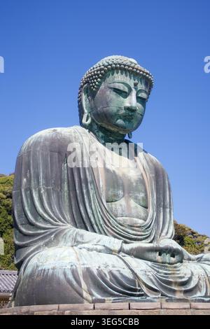 Großer Buddha von Daibotsu in Kamakura, Japan. Der bronzierte große Buddha von Kamakura oder Kamakura Daibutsu stammt aus dem 13. Jahrhundert Stockfoto