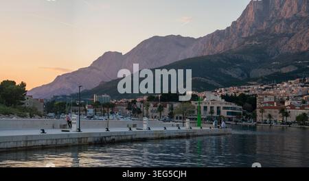 Ein Panoramablick auf Makarska und die Biokovo Bergkette bei Sonnenuntergang Stockfoto