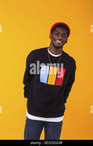 Junge gut aussehende afro-amerikanischen Mann mit einer afro Frisur. Porträt auf weißem Hintergrund. Kerl, der Kamera anschaut Stockfoto