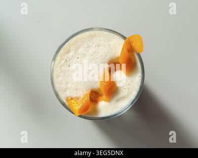 Blick von oben auf einen schaumigen Zitruscocktail. Ästhetik in der zeitgenössischen Getränkepräsentation Stockfoto
