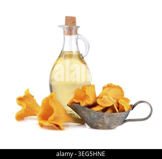 Olivenöl mit gelben Pfifferlingen Pilze in silbernem Sauceboat isoliert auf weißem Hintergrund Stockfoto