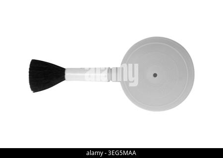 Luftgebläse mit Bürste zur Reinigung des Kameraobjektivs. Professionelles Wartungswerkzeug für optische Geräte. Entstaubungsgerät für Fotoausrüstung und empfindliche Geräte Stockfoto