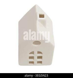 Keramik-Hausfigur auf weißem Hintergrund. Minimalistisches Architekturmodell, Wohnkultur und Immobiliensymbol. Dekoratives Objekt, das ein Ferienhaus darstellt, Stockfoto