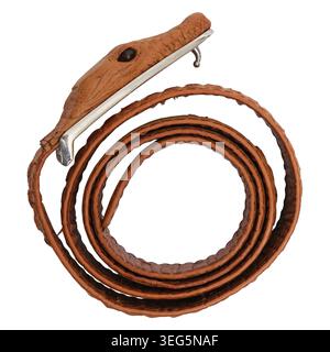 Ledergürtel für Hose mit Zierschnalle in Form eines Tierkopfes. Braunes Accessoire aus Reptilienhaut. Modisches Kleidungsstück für Outfits oder Stockfoto