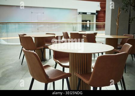 Leerer Sitzbereich im Café zur Unterstützung von Hospitality und Einzelhandelsmarketing Stockfoto