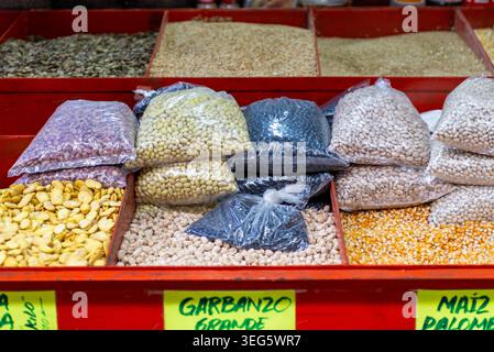 In Market Display gibt es reichlich Regale mit verschiedenen Leguminosen und Körnern Stockfoto
