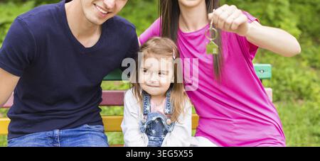 Hausschlüssel auf einem Haus geprägt Schlüsselanhänger durchhalten Stockfoto