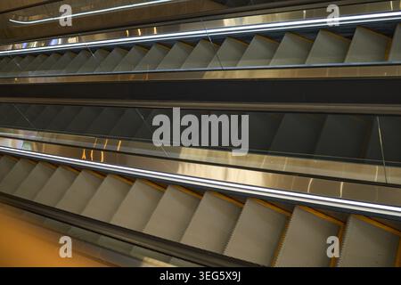 Moderne Rolltreppen bewegen sich im Einkaufszentrum für Retail Transit Stockfoto