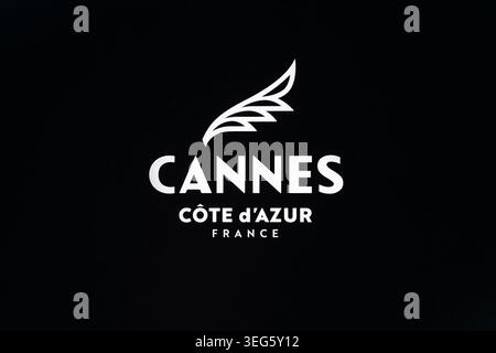 Cannes, Frankreich - 16. Mai 2026: Nahaufnahme des offiziellen Cote d Azur France-Logos während der 79. Filmfestspiele in Cannes, Stockfoto