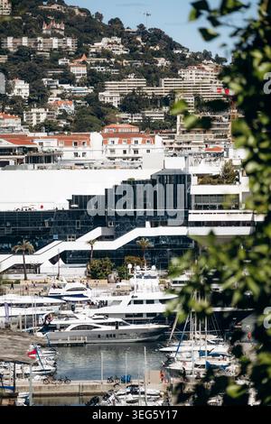Cannes, Frankreich - 16. Mai 2026: Vom historischen Stadtteil Le Suquet aus gesehen, Blick auf das Palais des Festivals und Luxusyachten im Hafen von Cannes Stockfoto
