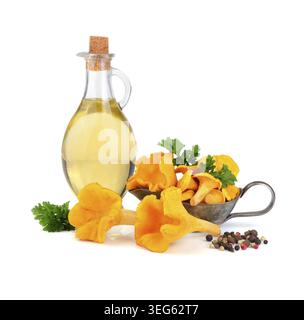 Olivenöl mit gelben Pfifferlingen Pilze in silbernem Sauceboat isoliert auf weißem Hintergrund Stockfoto