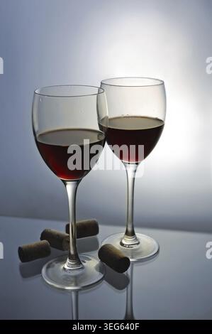 Zwei Gläser Rotwein mit Flaschenkorken Stockfoto