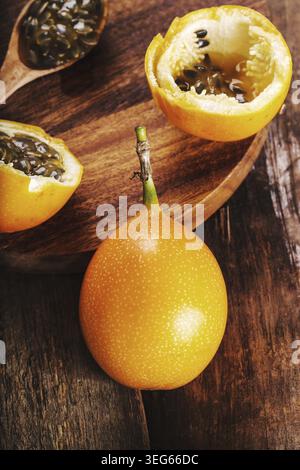 Süße granadilla Frucht auf dem Tisch Stockfoto
