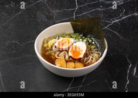 Japanische Ramen mit Einudeln und Brühe Stockfoto