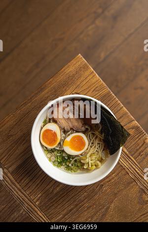 Japanische Ramen mit Enteneier und Nudeln Stockfoto