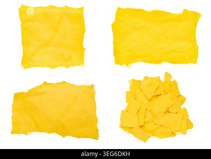 Eine professionelle Studiosammlung mit verschiedenen gerissenen gelben Papierfragmenten und einem Stapel kleiner Fetzen, perfekt isoliert auf reinweißem Hintergrund für Stockfoto