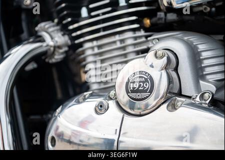 Riga, Lettland - 24. April 2026: Nahaufnahme des Motorradmotors jawa mit Design und Funktionen auf der Motorshow. Stockfoto