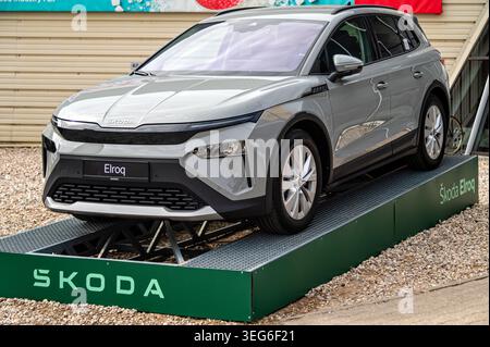 Riga, Lettland - 24. April 2026: Die elektrische Crossover Skoda Elroq wird auf der Motorshow gezeigt und hebt ihr Design und ihre Details hervor. Stockfoto