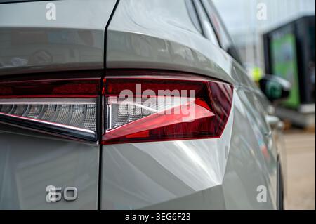 Riga, Lettland - 24. April 2026: Elektrische Crossover Skoda Elroq auf der Motorshow gezeigt, die Designdetails deutlich hervorhebt. Stockfoto