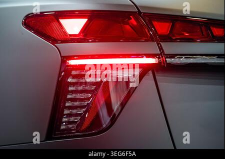 Riga, Lettland - 24. April 2026: Ein detaillierter Blick auf das LED-Rücklicht des Audi Q3, das auf der Motormesse vorgestellt wurde. Stockfoto