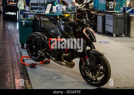 Riga, Lettland - 24. April 2026: Ein Motorrad wird auf einer Motorshow vorgestellt und zeigt sein Design und seine detaillierten Merkmale. Stockfoto